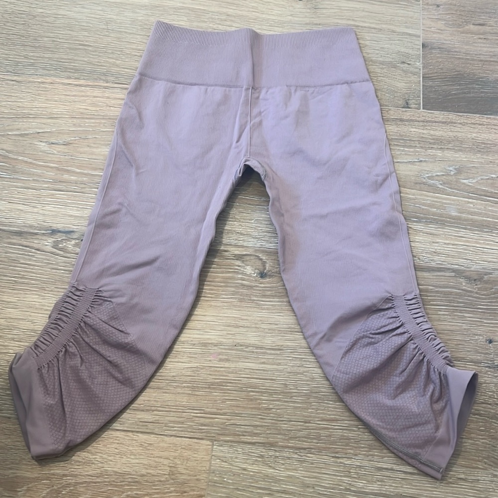 Lululemon crop leggings size 6
